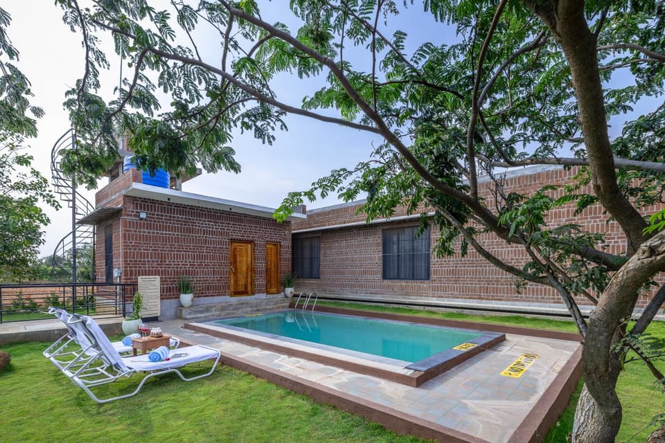 Pool view, Swimming pool, sunbed