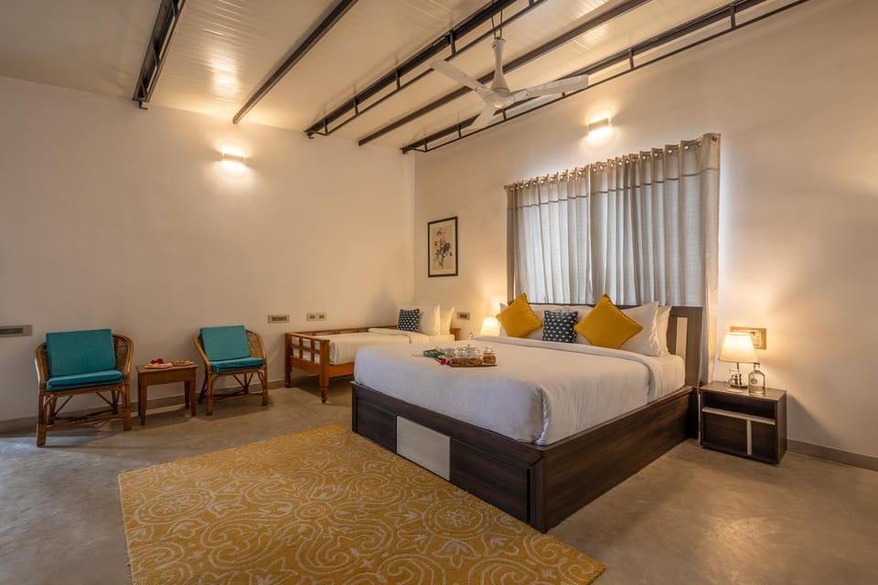 Bed, Photo of the whole room, Seating area, Bedroom