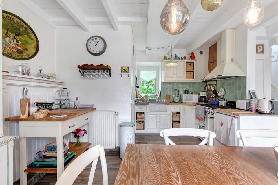 Property building, Kitchen or kitchenette, Living room