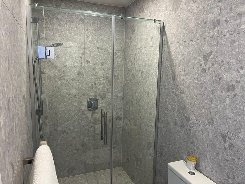 Shower, Toilet
