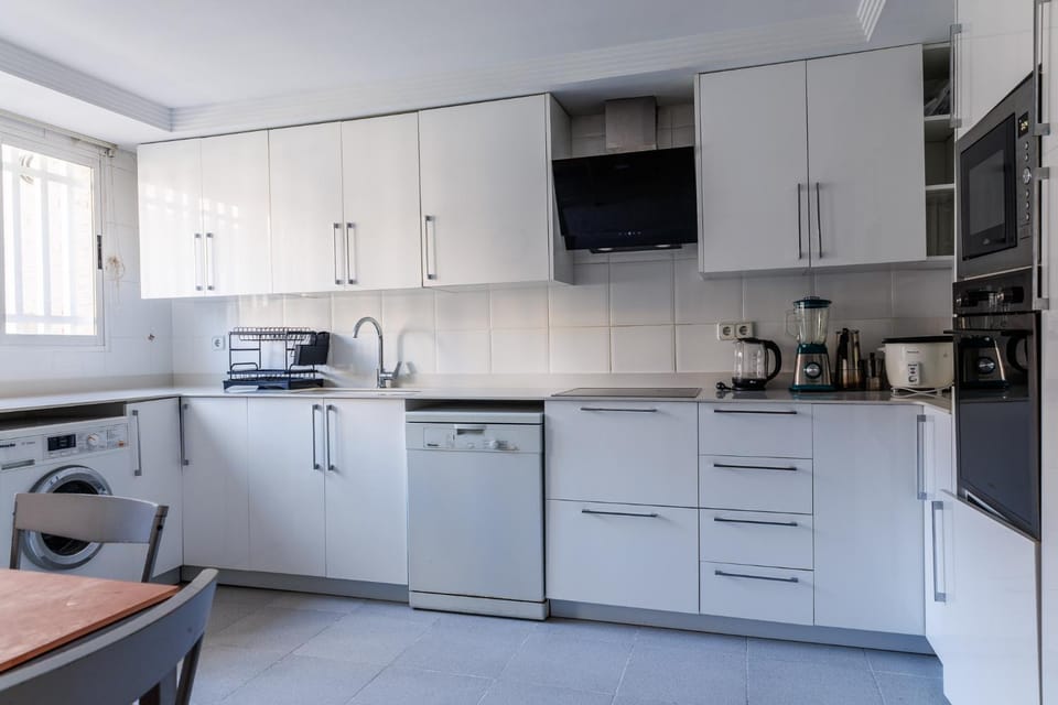 Coffee/tea facilities, microwave, oven, stove, washing machine, kitchen