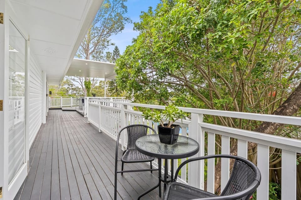 Tropical Oasis: Heated Spa, Pool & Huge Decks House in Nerang
