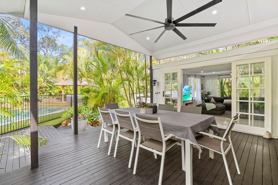 Tropical Oasis: Heated Spa, Pool & Huge Decks House in Nerang