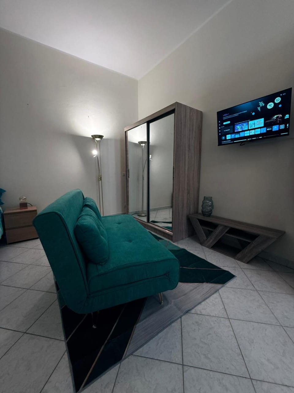Bed, TV and multimedia, Living room, Photo of the whole room, Seating area, Bedroom