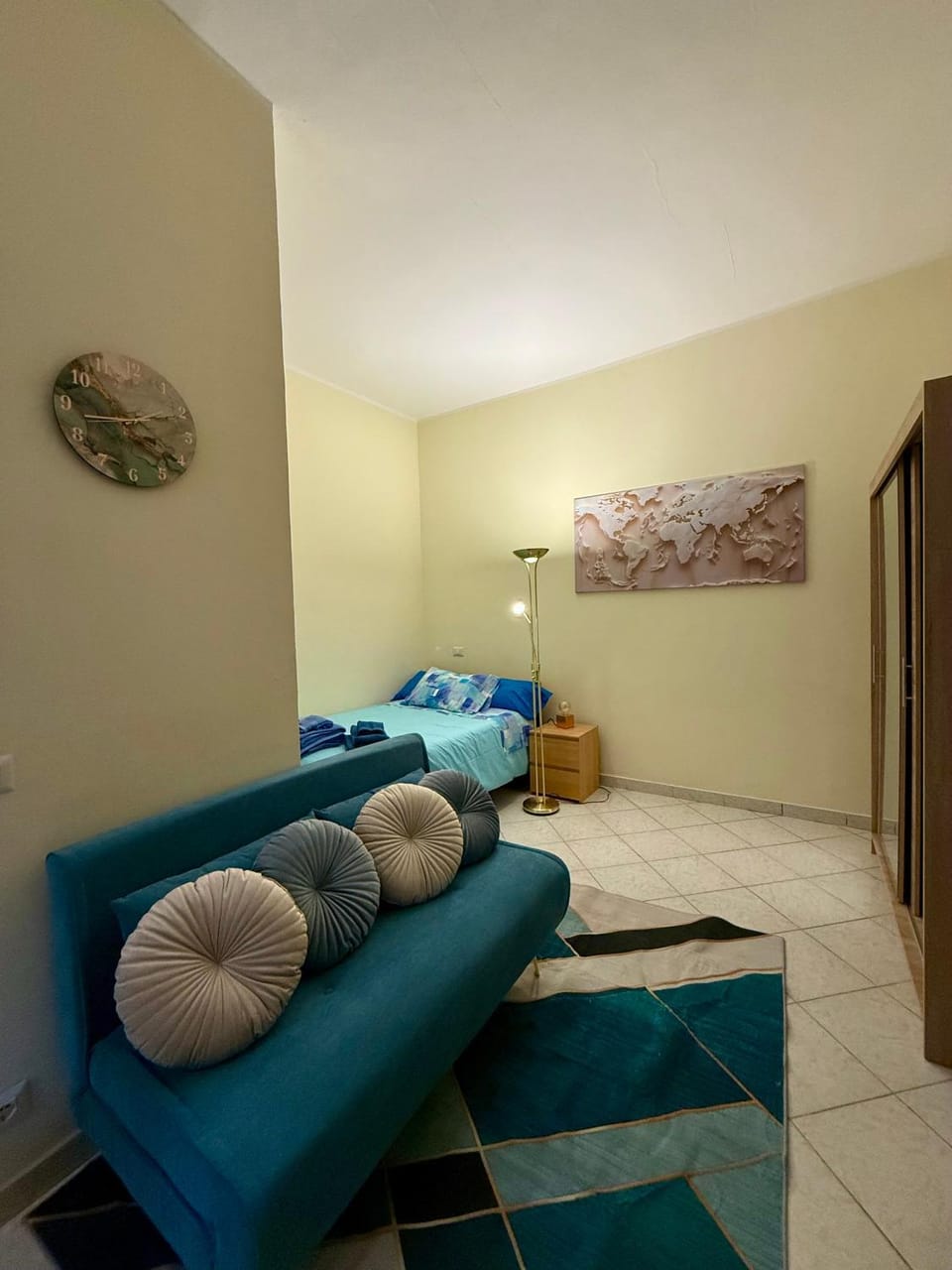 Bed, Living room, Photo of the whole room, Seating area