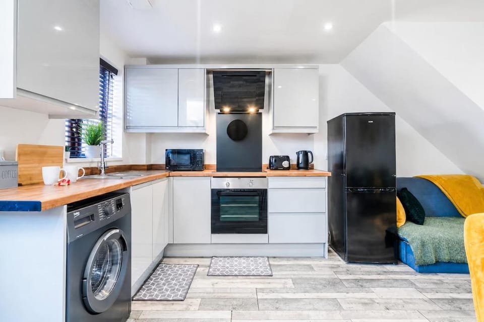Kitchen or kitchenette, Living room, Seating area, oven, stove, toaster, washing machine