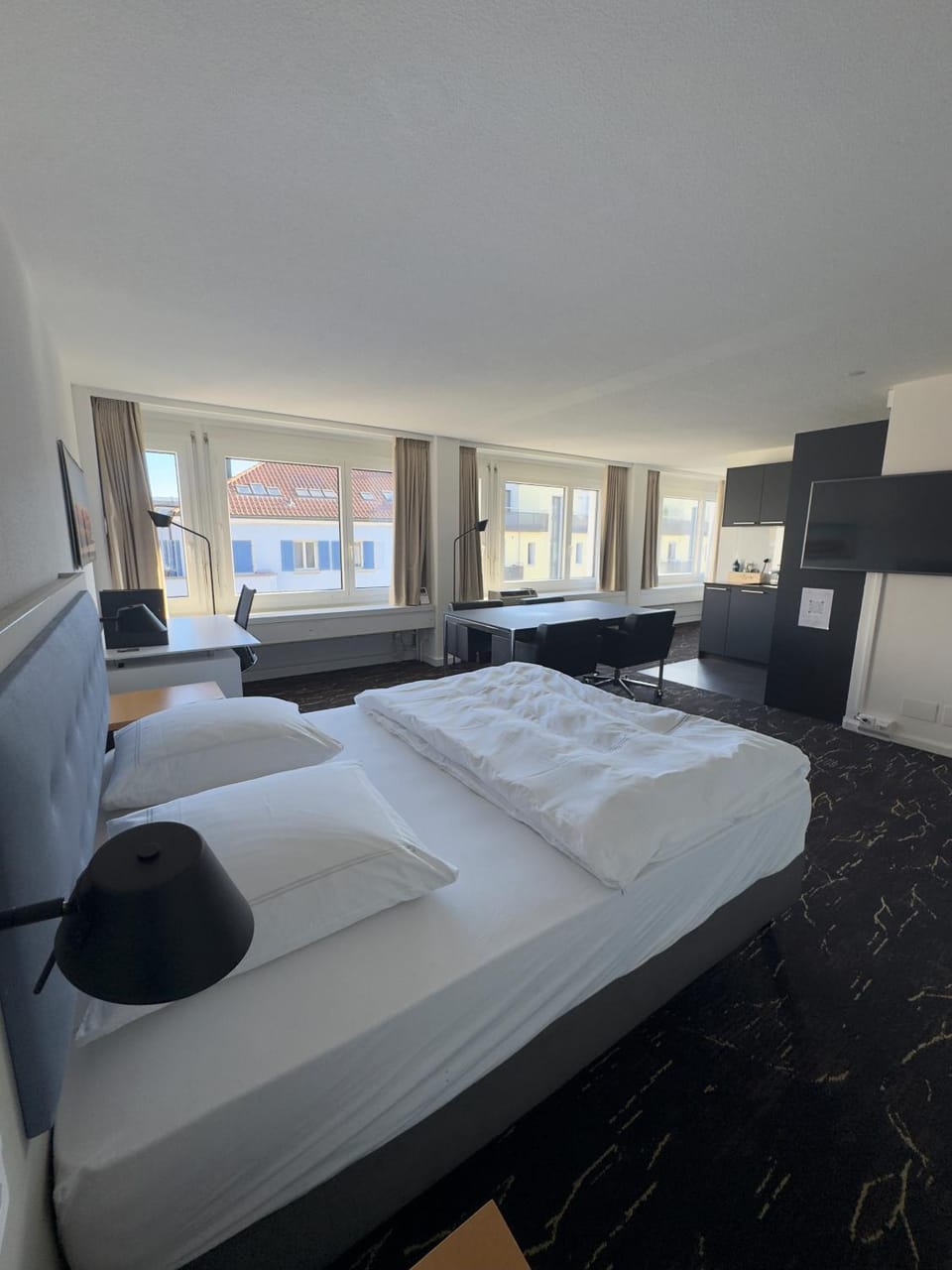 Bed, TV and multimedia, Living room, Seating area, Bedroom