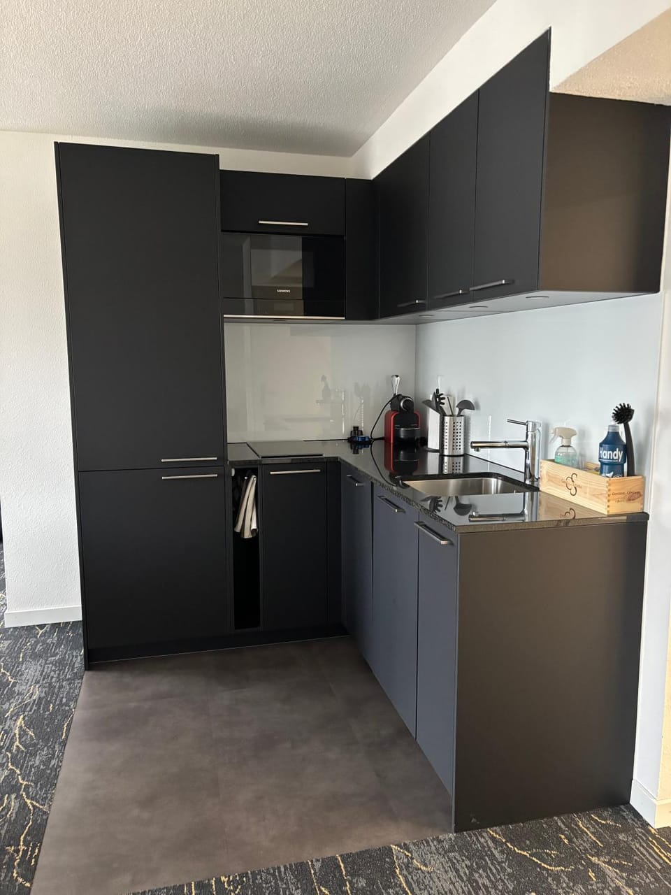 Coffee/tea facilities, Kitchen or kitchenette, stove