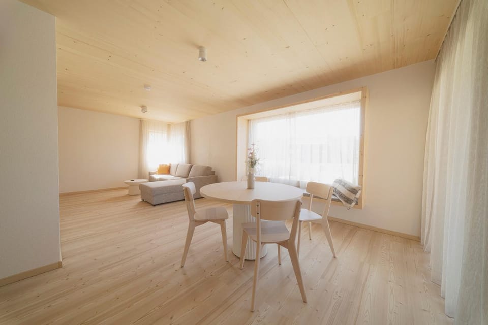Living room, Seating area, Dining area, Dinner