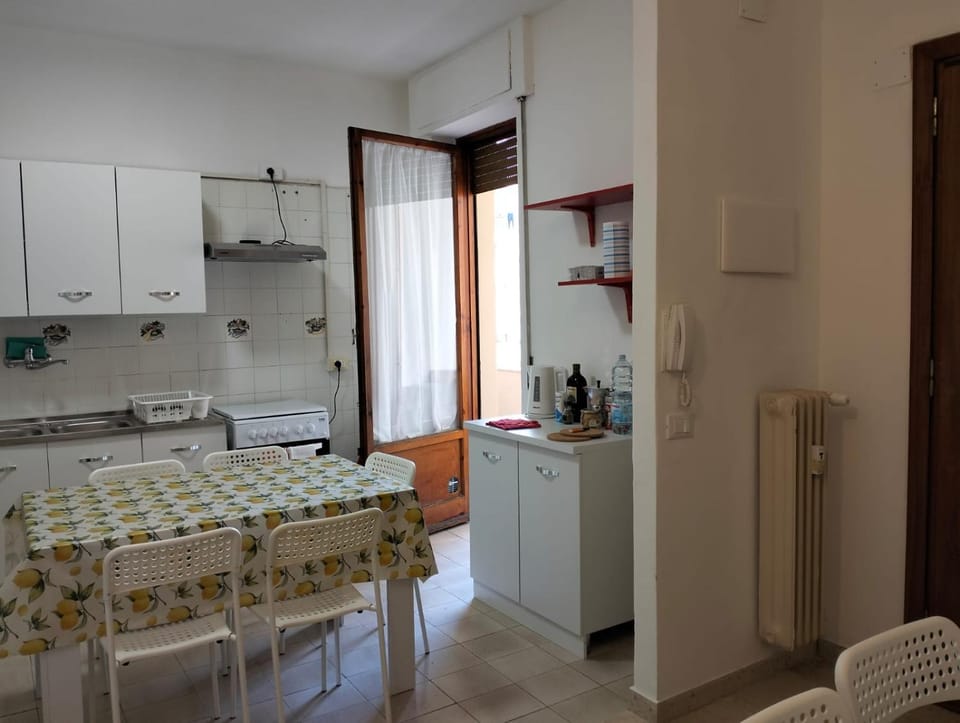 Kitchen or kitchenette, Dining area, oven, stove