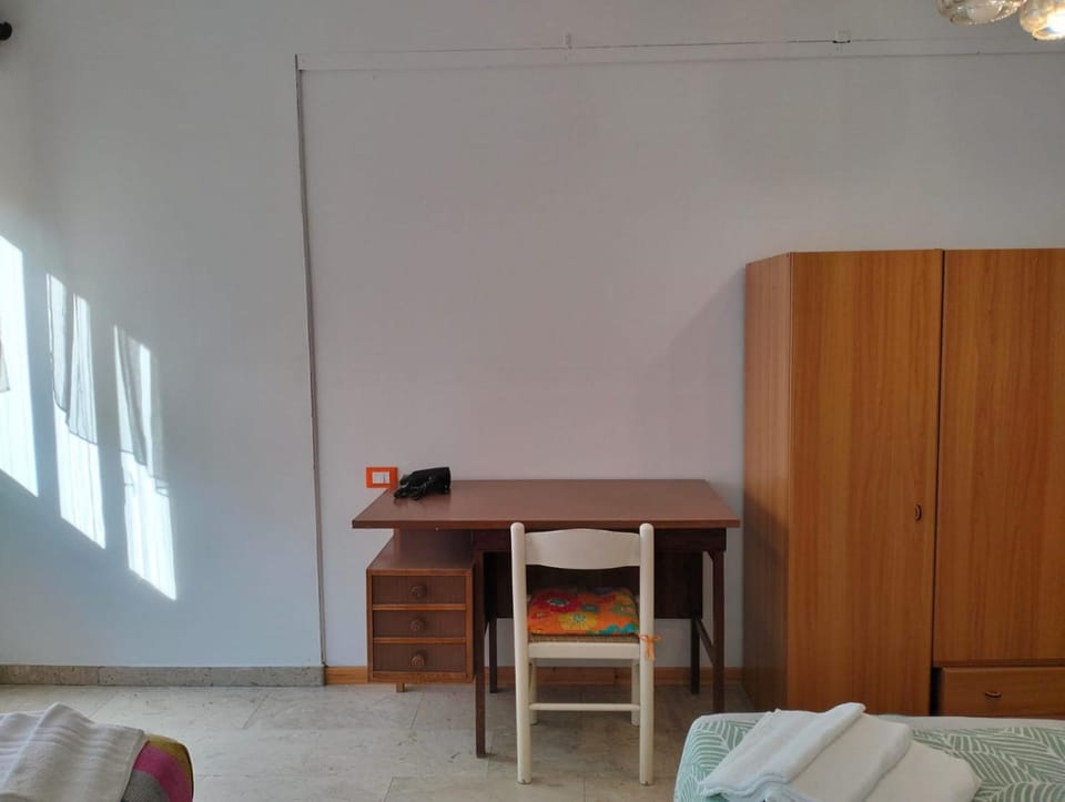 Bed, Photo of the whole room, Seating area, Bedroom, towels, wardrobe