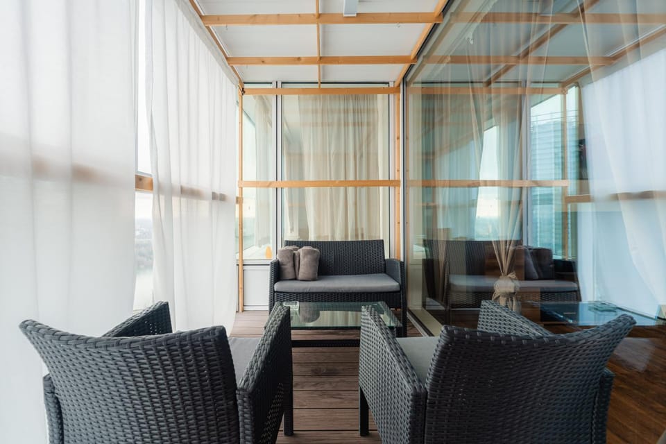 View (from property/room), Balcony/Terrace, Seating area, City view, City view, Inner courtyard view