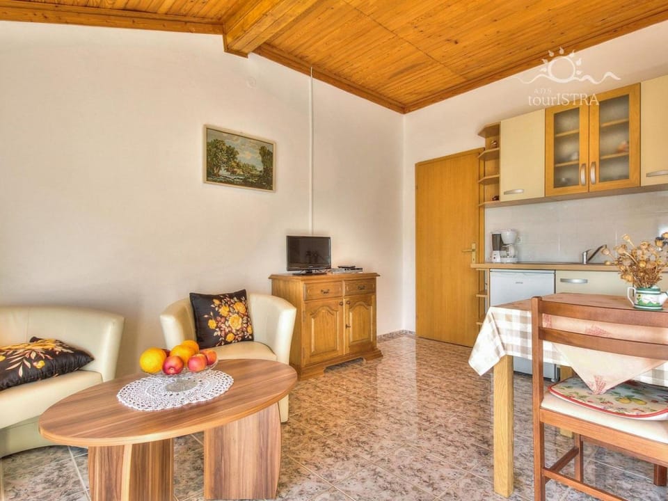 Kitchen or kitchenette, Seating area, Dining area