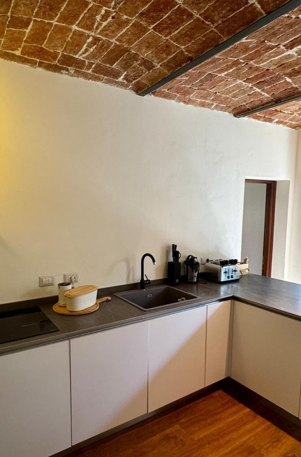 Coffee/tea facilities, Kitchen or kitchenette, stove, toaster