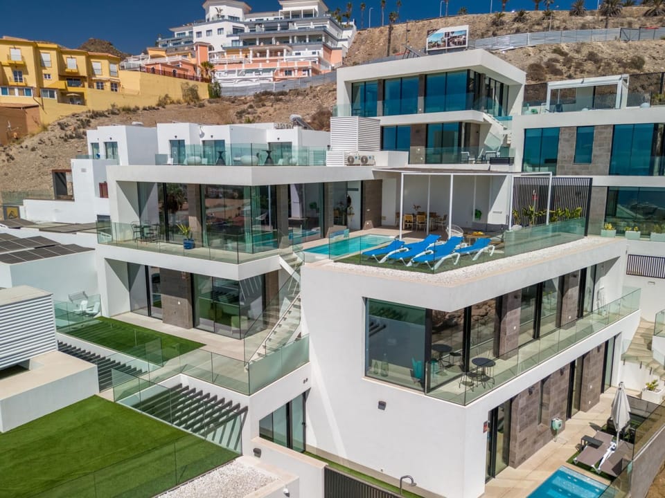 Property building, Day, View (from property/room), Balcony/Terrace, City view, Pool view, Swimming pool, sunbed