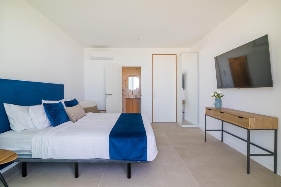 Bed, TV and multimedia, Photo of the whole room, Bedroom, wardrobe