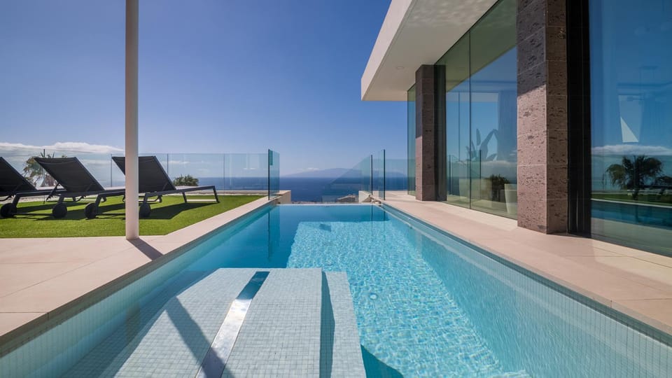 Pool view, Swimming pool, sunbed