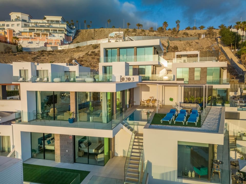 Property building, Pool view, Swimming pool, sunbed