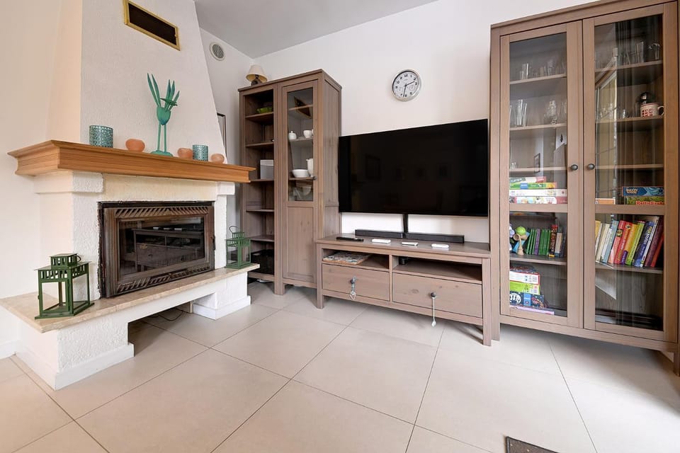 TV and multimedia, Bedroom, fireplace
