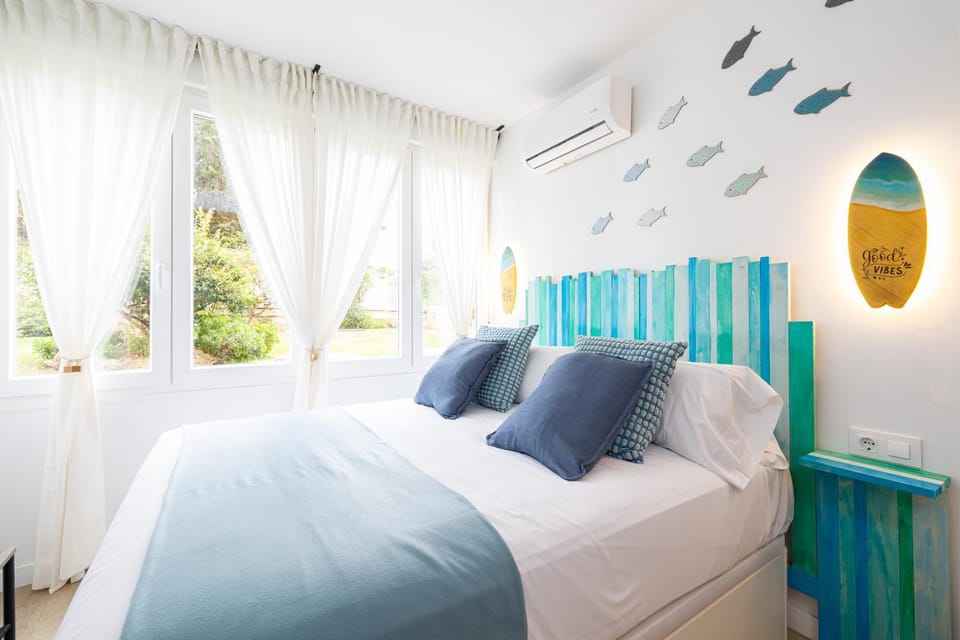 Bed, Photo of the whole room, Bedroom, air conditioner