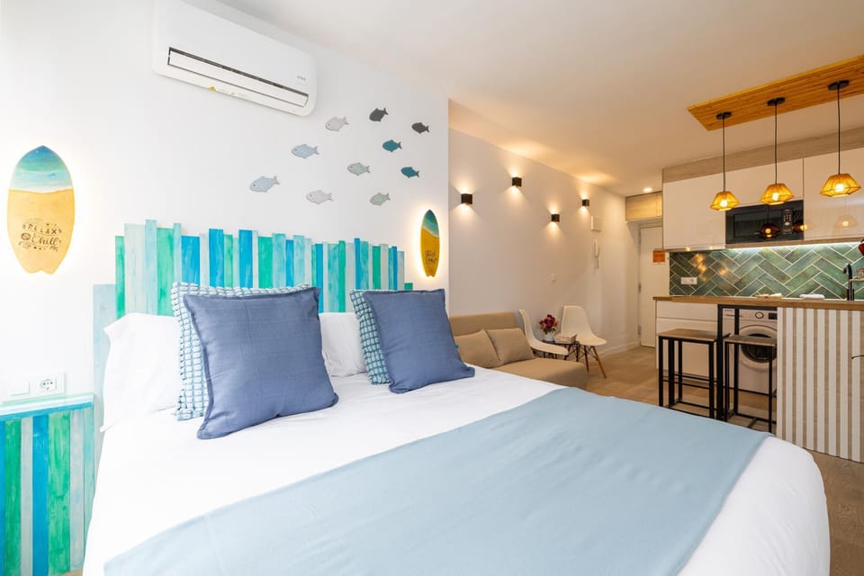 Bed, Photo of the whole room, Bedroom, air conditioner