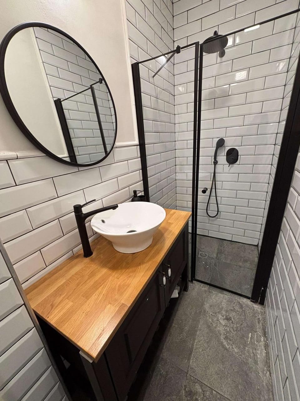 Modern & Chic One Bedroom Adjacent to Betzalel St & Sacher Park Apartment in Jerusalem