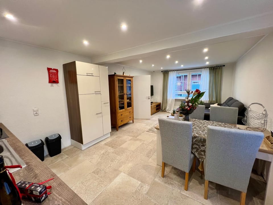 TV and multimedia, Living room, Seating area, Dining area