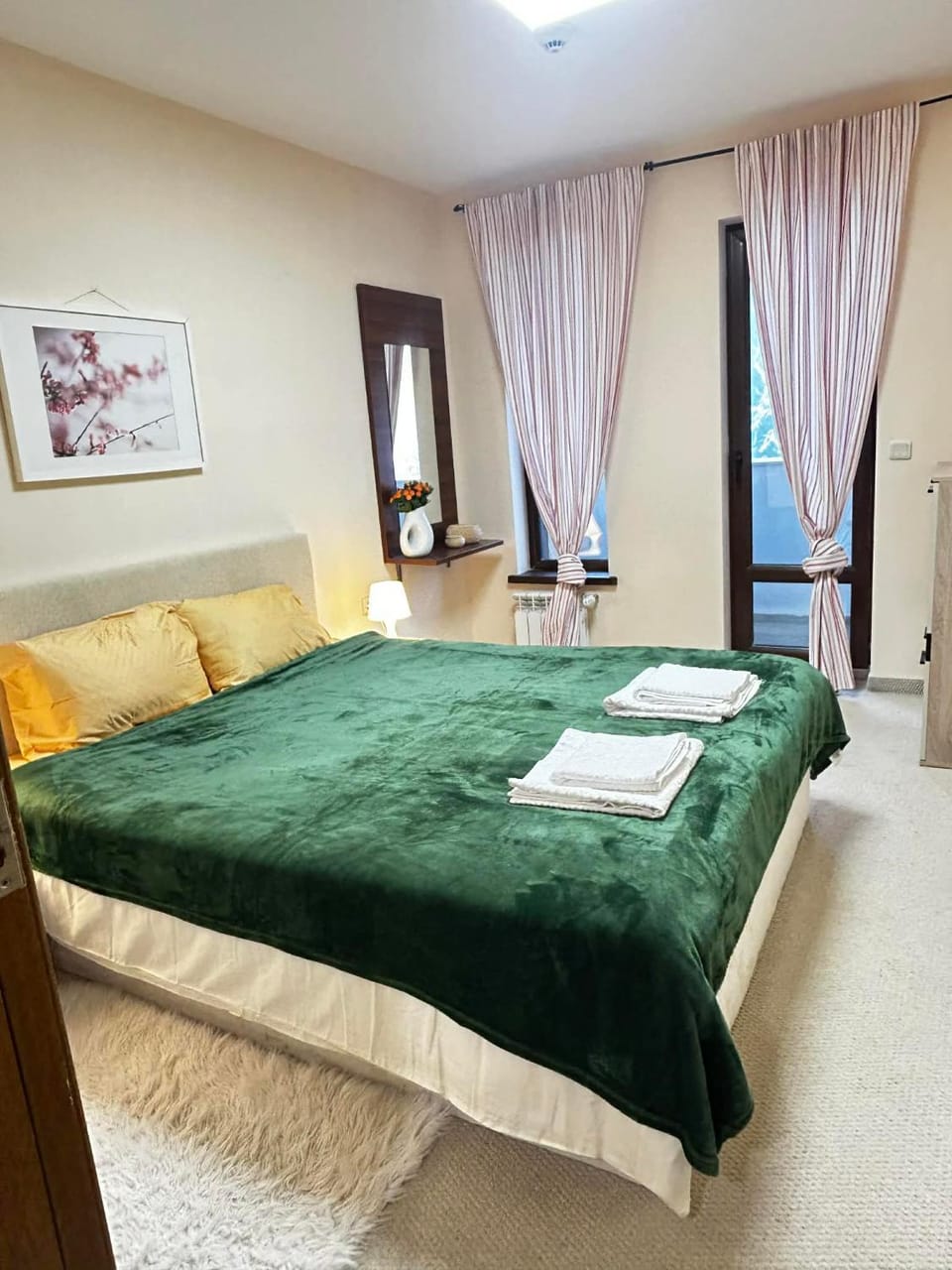 Bed, Photo of the whole room, Seating area, Bedroom, towels