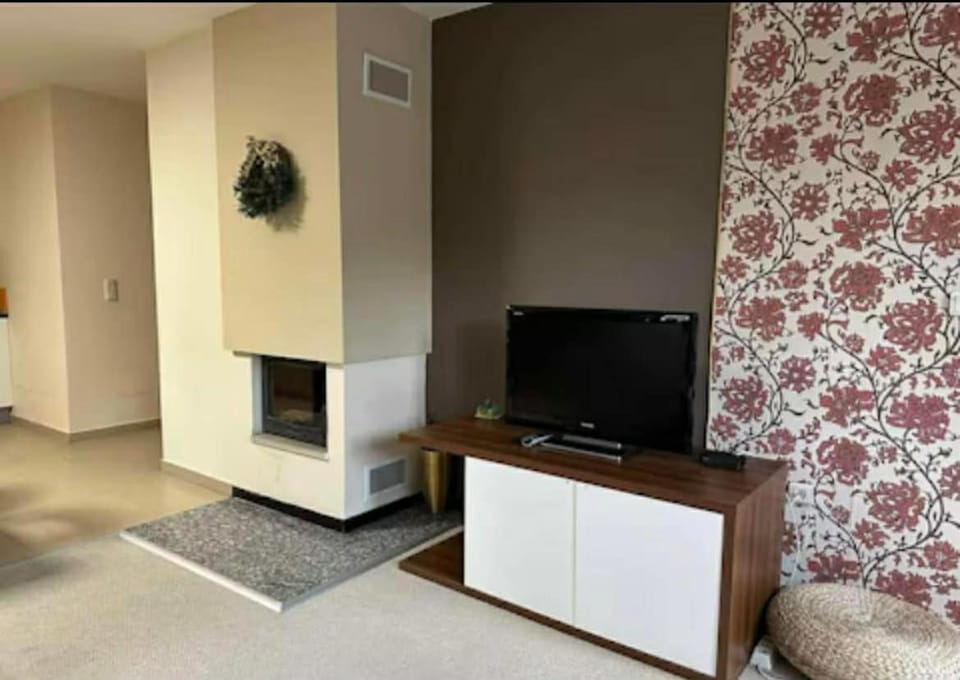 Communal lounge/ TV room, TV and multimedia, Living room, Seating area, Evening entertainment