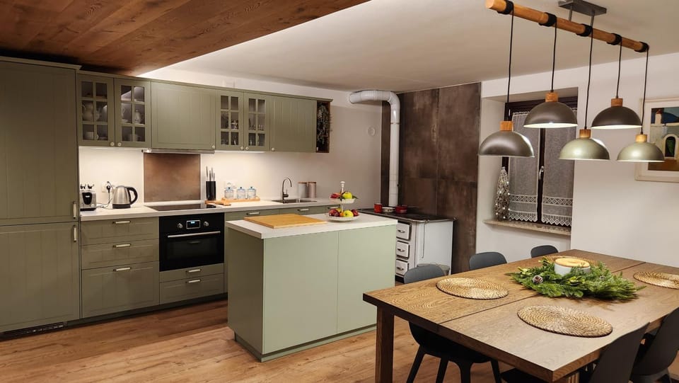 Kitchen or kitchenette, Dining area
