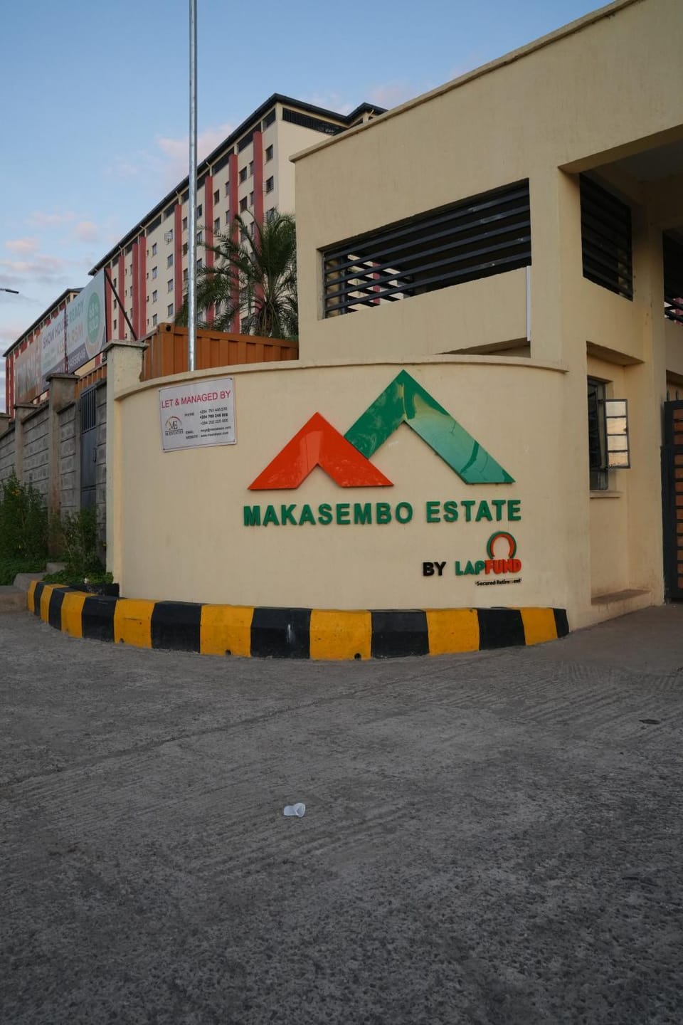 Property building, Day, Property logo or sign, Logo/Certificate/Sign, Street view