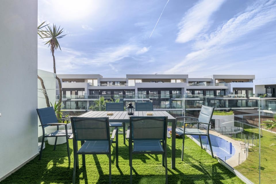 Property building, Balcony/Terrace, Living room