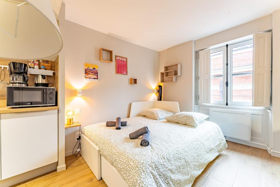 Bed, Coffee/tea facilities, Photo of the whole room, Bedroom, oven, toaster