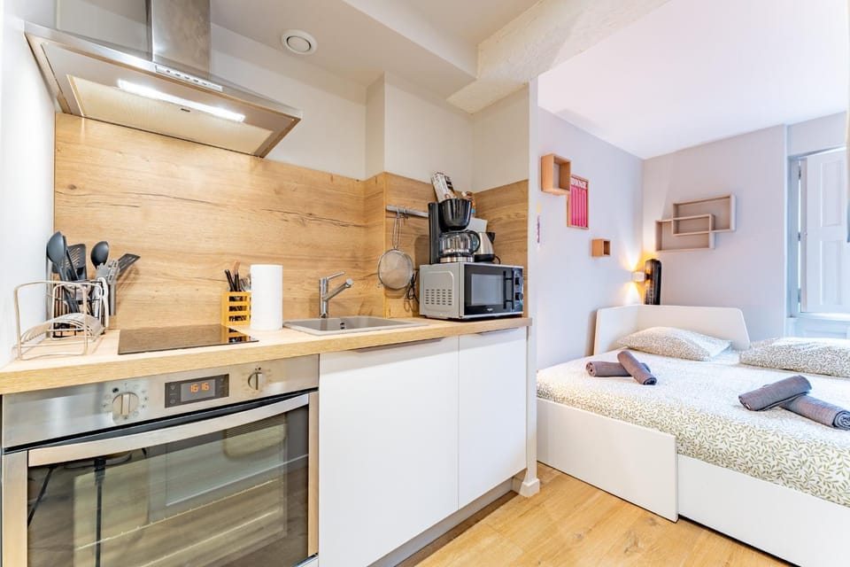 Bed, Coffee/tea facilities, Kitchen or kitchenette, Living room, Photo of the whole room, Bedroom, oven, pet friendly, stove, toaster
