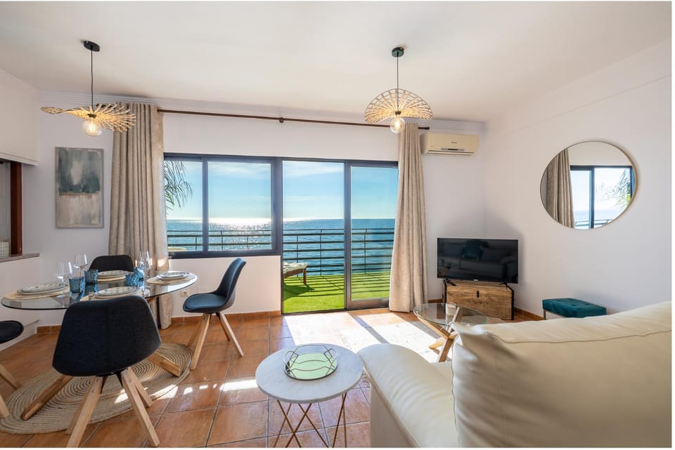 Natural landscape, TV and multimedia, View (from property/room), Balcony/Terrace, Seating area, Dining area, Sea view