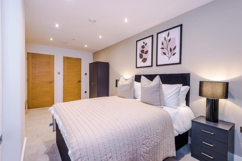 Sleek City Stay 2 Bed Apt Free Parking and Terrace Apartment in Leeds