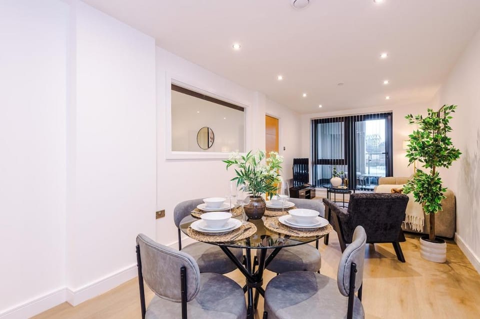 Sleek City Stay 2 Bed Apt Free Parking and Terrace Apartment in Leeds