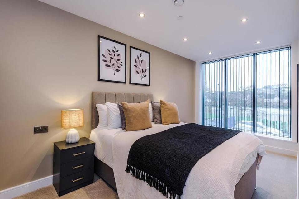 Sleek City Stay 2 Bed Apt Free Parking and Terrace Apartment in Leeds