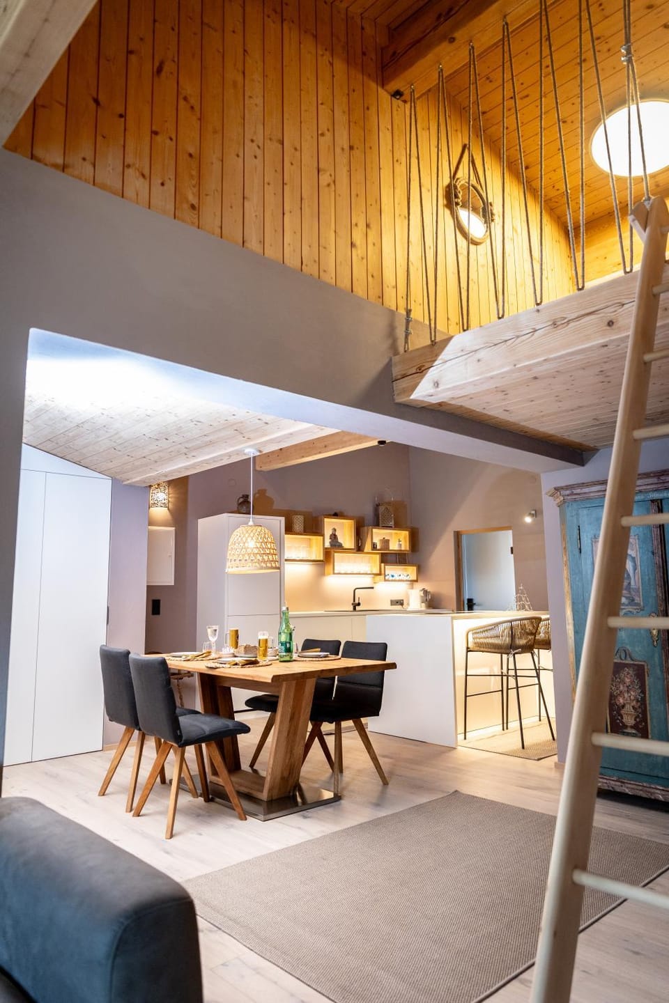Kitchen or kitchenette, Dining area