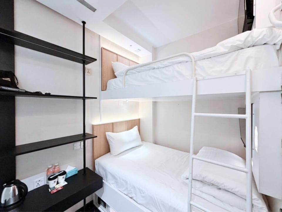 Bedroom, bunk bed