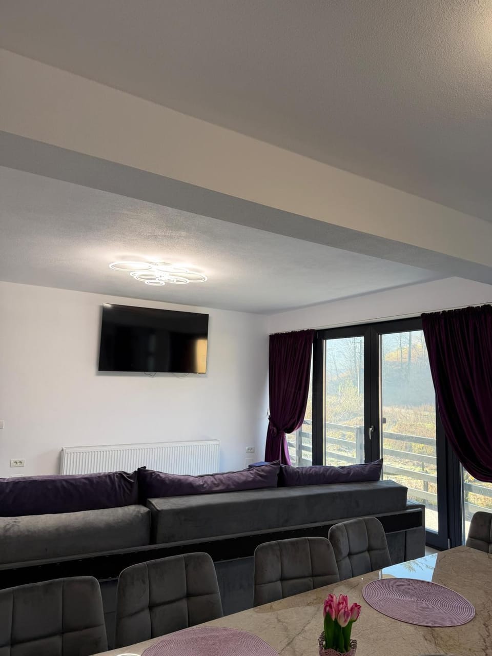 TV and multimedia, Living room, Seating area, Evening entertainment