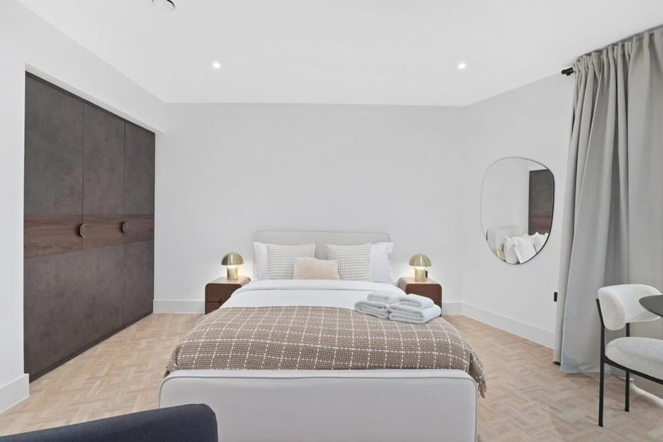 Bed, Bedroom, towels, wardrobe