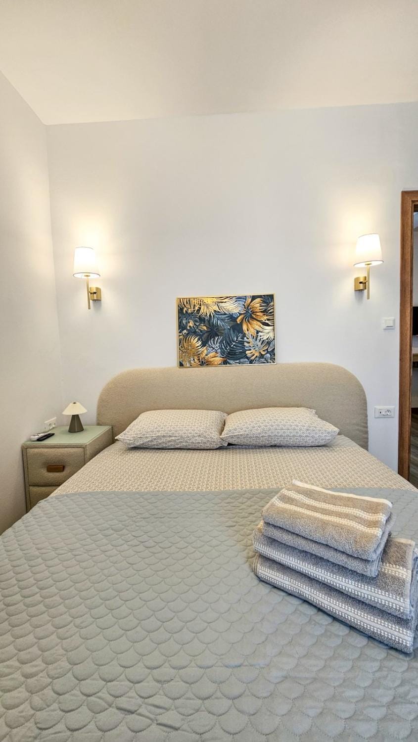 Bed, Photo of the whole room, Bedroom, towels