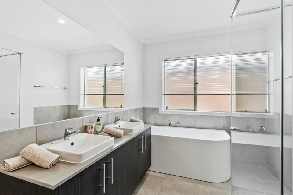 Fresh and Stylish 4BR Getaway Near Local Parklands House in Brisbane