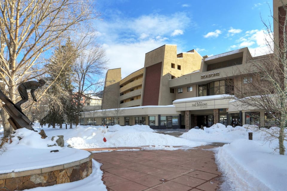 Seasons at Avon, A Vail Resorts Property Nature lodge in Avon