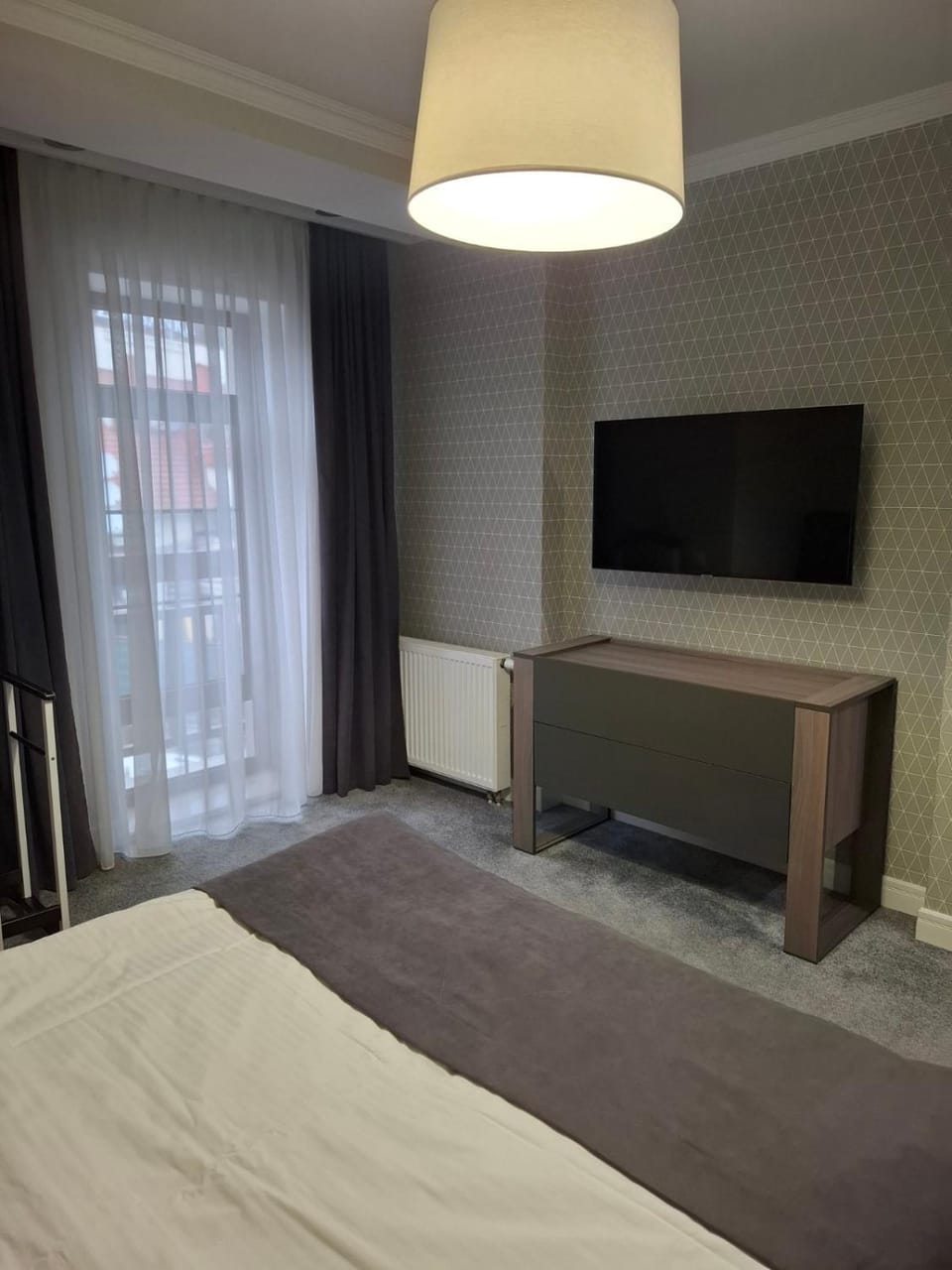Bed, TV and multimedia, Bedroom
