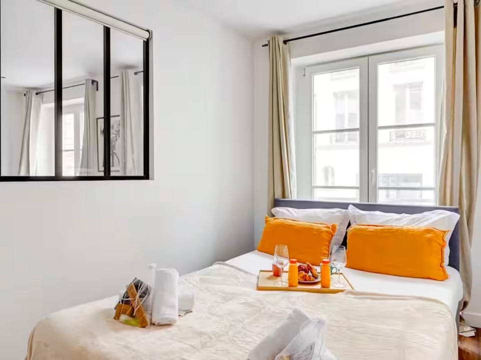 UrbanFlat 201 - Beautiful 2 Bedroom Flat in the center of Paris Apartment in Paris