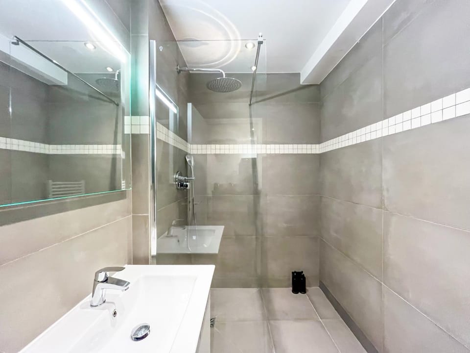 UrbanFlat 201 - Beautiful 2 Bedroom Flat in the center of Paris Apartment in Paris