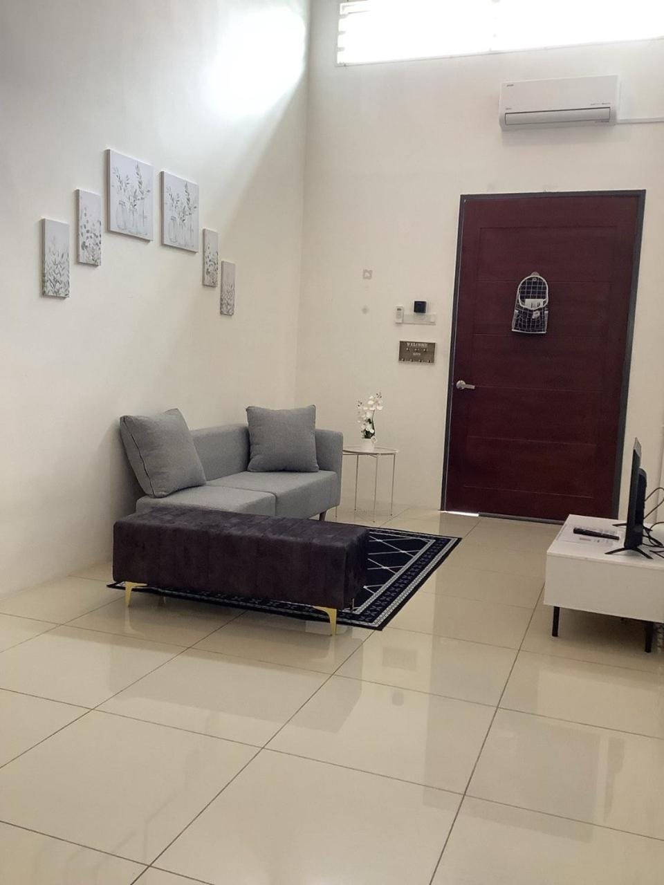TV and multimedia, Living room, Seating area, air conditioner