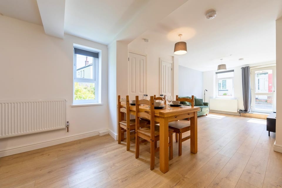 Kitchen or kitchenette, Seating area, Dining area